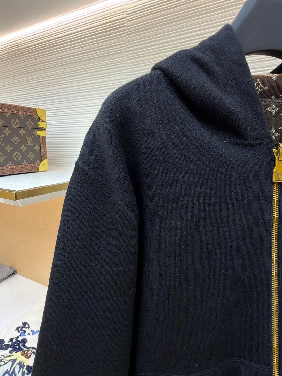 LOUIS VUITTON double-sided hooded full-print jacket ●Original version: purchased and developed by 29237 ●Item number: 1681682-C55 ●Fabric: sheep wool fabric ●Technology: knitted ●Color: black/brown ●Version: fitted version ●Weight: about 1165 grams ●Size: S-M-L-XL ●Description: This double-sided hooded jacket adopts Louis Vuitton's classic double-sided design process. One side is the brand's iconic presbyopic pattern, and the other side is a solid color design. The front of the jacket features a gold metal zipper with Louis Vuitton's branding on the zipper pull, and precision stitching on the edge of the zipper to ensure the durability and smoothness of the zipper. The brim and hem of the jacket are ribbed, which not only ensures wearing comfort, but also effectively prevents wind and warmth. The chest pocket design uses hidden sewing technology, and the edges of the pocket fit closely with the main fabric, which not only maintains the overall aesthetics, but also increases practicality. The lining of the jacket is also made of high-quality fabric, which perfectly matches the outer fabric to ensure comfort and breathability. The overall sewing process uses double stitching to ensure the durability and stability of the jacket. The overall wiring is straight and delicate, the fabric is comfortable and soft, and the color is consistent without color difference. It can be matched with the same style to create a fashionable look and control various occasions. Customized accessories, complete with three standards, same style for men and women!